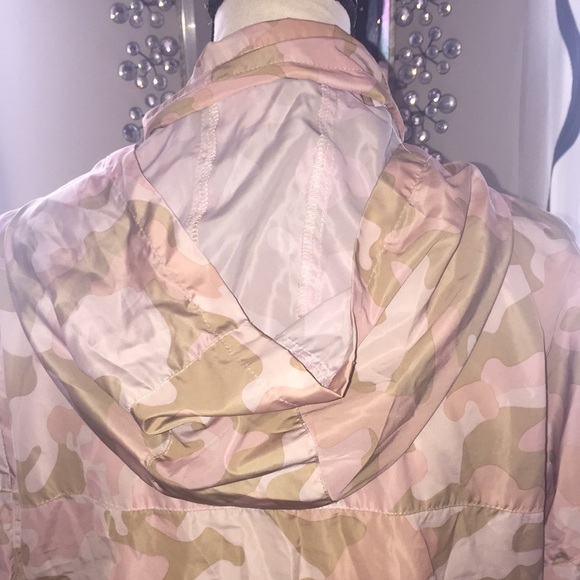 Windbreaker w/Hoodie - Picture 4 of 5